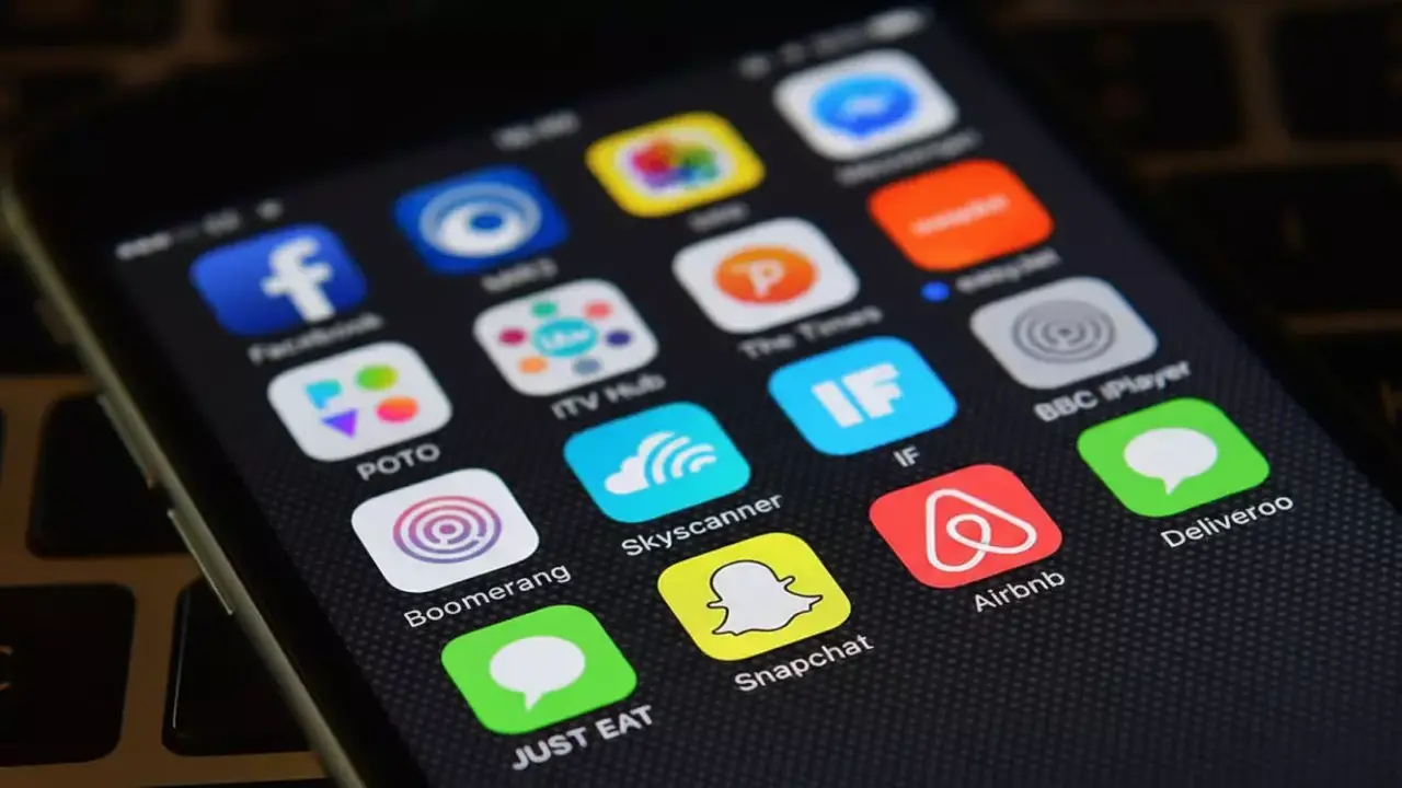 تحذير رقمي 12 تطبيق مراسلة تخترق هاتفك وتسرب بياناتك الشخصية